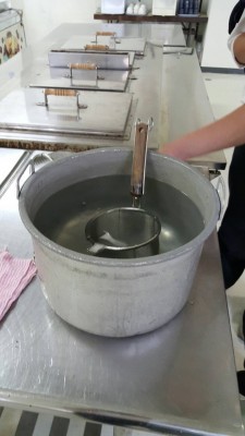 4.香川県の某公立高校の食堂にある、セルフうどん湯がき　越智